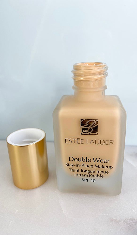 Visão frontal da base Estée Lauder Double Wear sem a tampa