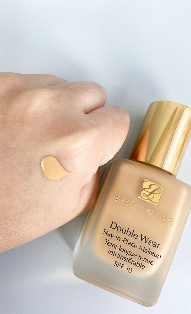 Visão da base Estée Lauder Double Wear na mão mostrando sua cor 2w2 Rattan, consistência e textura