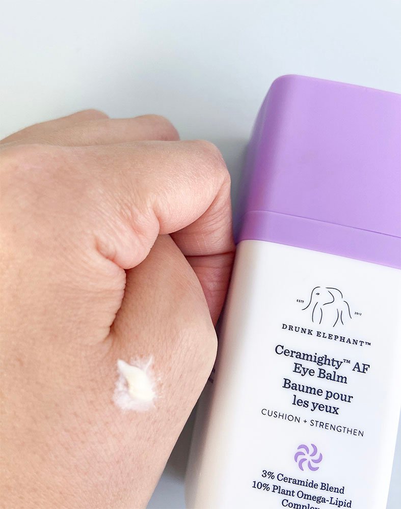 Visão da textura e consistência cremosa do creme para olhos Drunk Elephant na mão