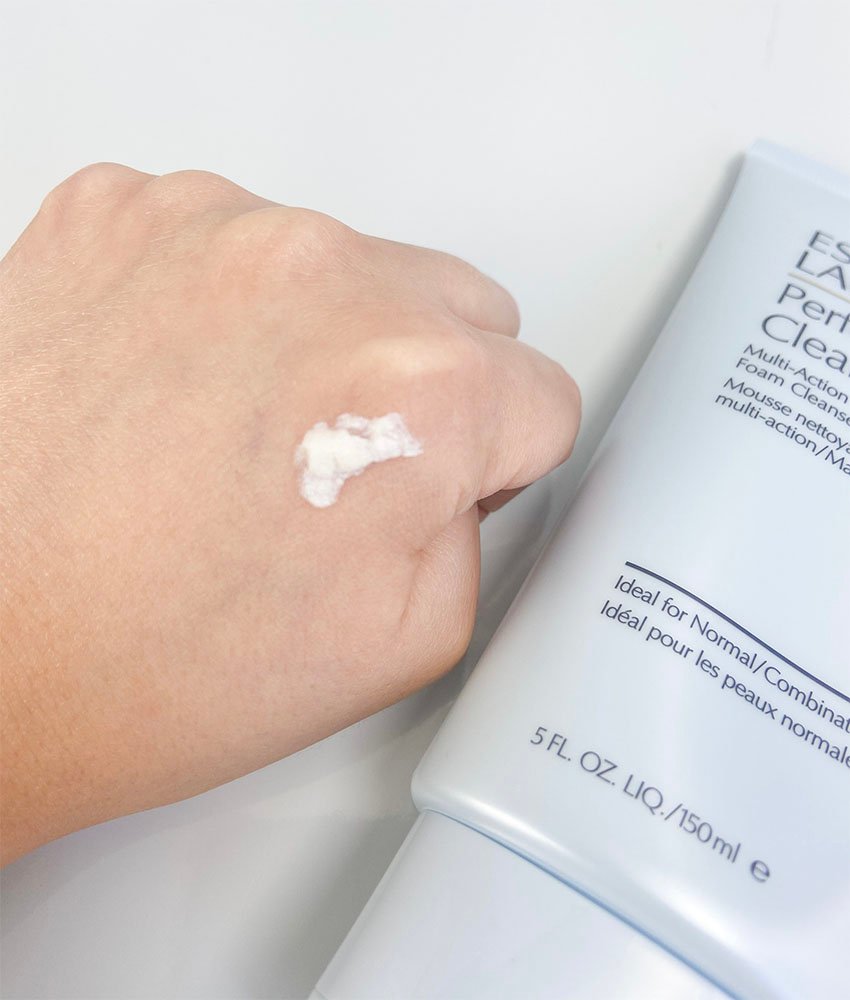Visão da consistência e textura da Espuma de Limpeza Estée Lauder 