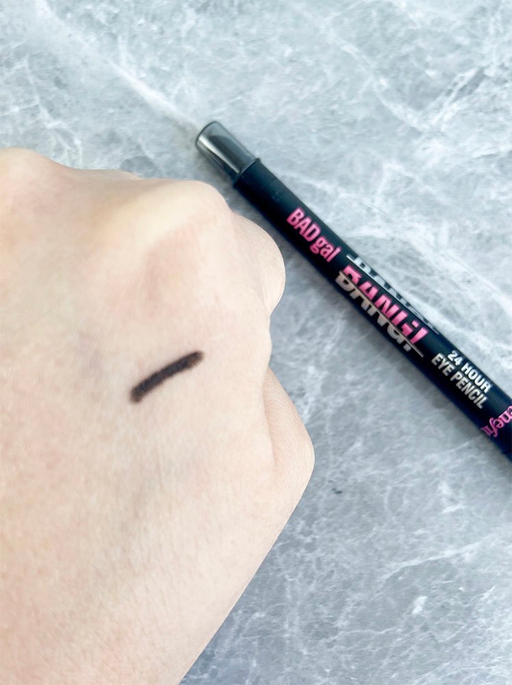 Visão do delineador Benefit Badgal Bang no dorso da mão mostrando a cor e a textura do produto.