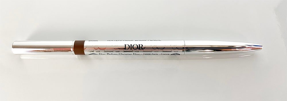 Visão frontal do lápis de sobrancelhas Dior fechado