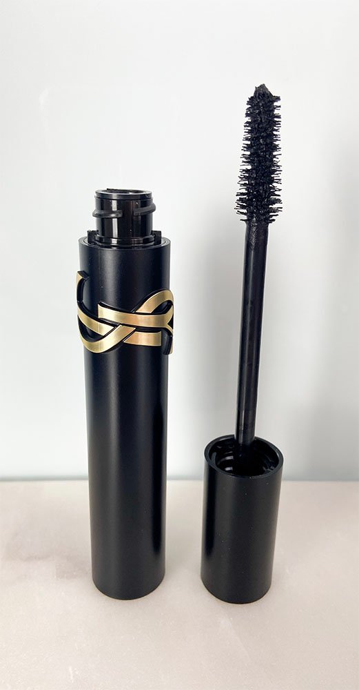 Visão frontal da máscara de cílios Yves Saint Laurent Lash Clash aberta mostrando a escova