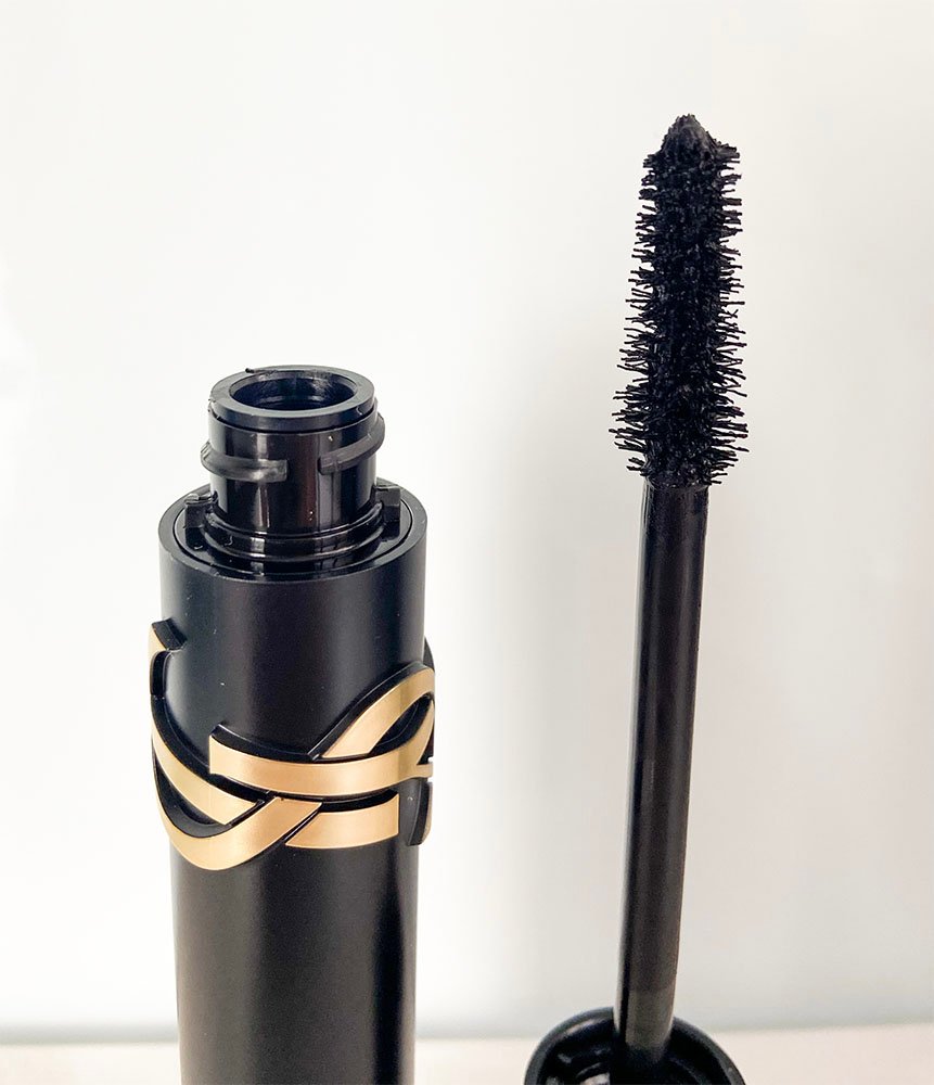 Visão da máscara Yves Saint Laurent Lash Clash mostrando a escova mais perto