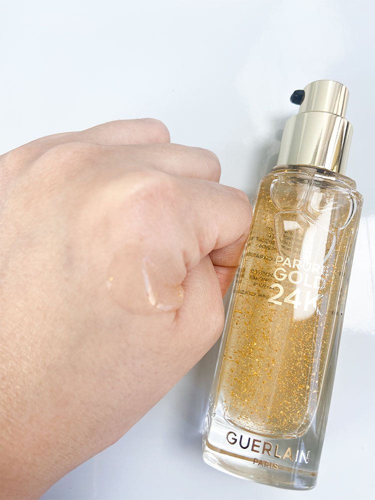 Textura e consistência em gel com pequenos flocos de ouro do Primer Guerlain 24K