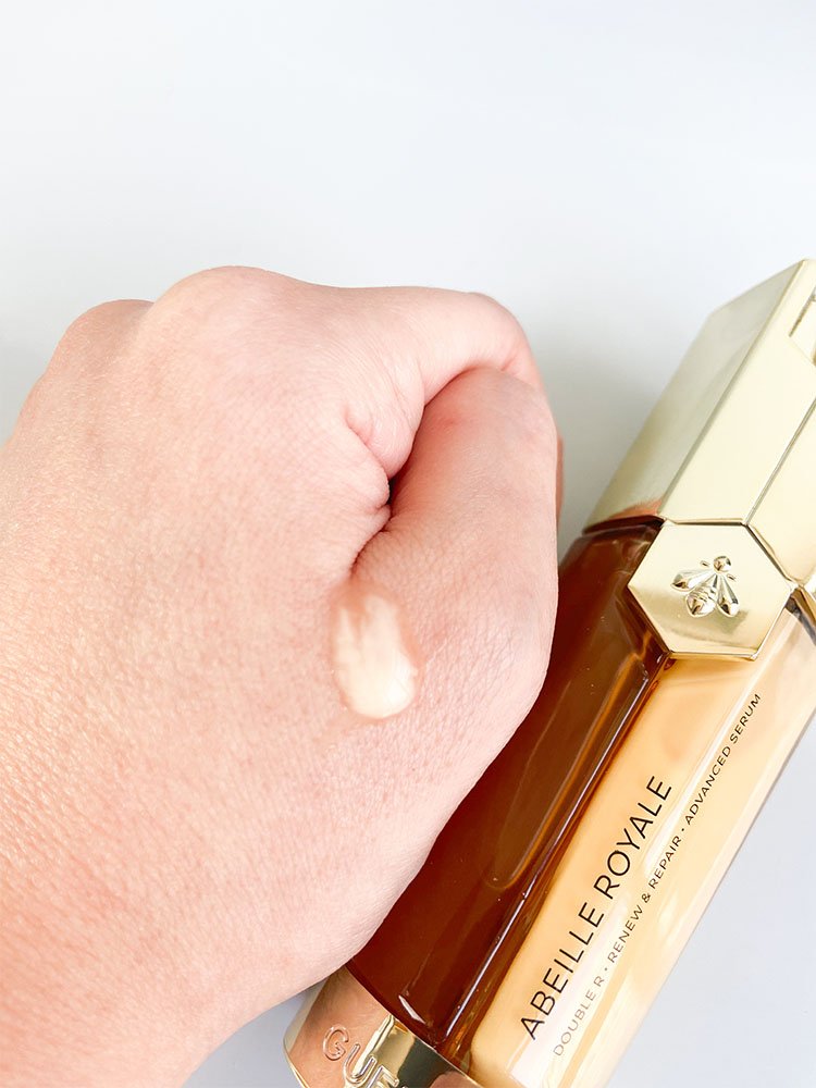 Visão do sérum Guerlain Double R aplicado na mão mostrando a textura e consistência do produto