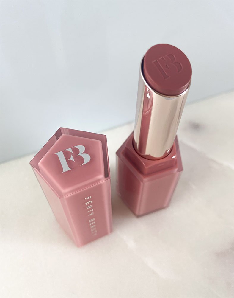 Visão do Gloss Fenty Bomb Stix em bastão aberto