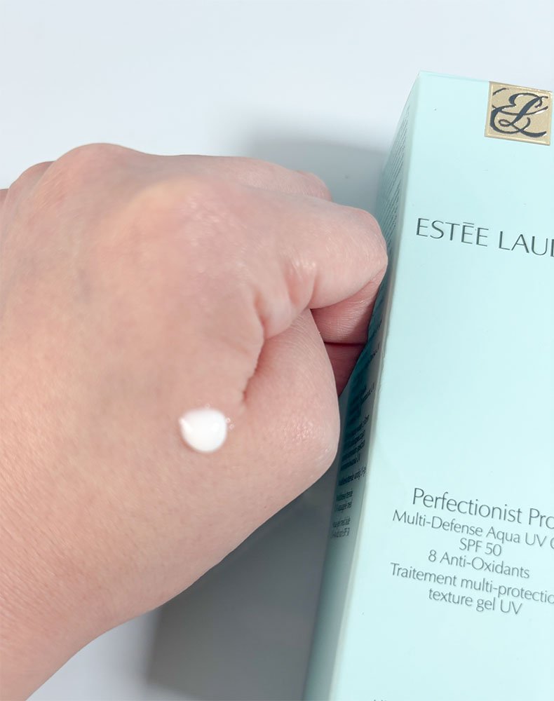 visão do hidratante facial estée lauder perfectionist pro na mão mostrando a textura do produto